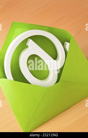 Le signe d'e-mail est dans une enveloppe verte, le signe d'e-mail est dans une enveloppe verte. Autriche Banque D'Images
