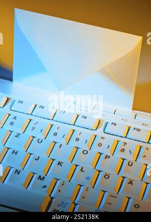 Le clavier d'un ordinateur et une enveloppe. Communication par e-mail, le clavier d'un ordinateur et une enveloppe. Communication par e-mail. Autriche Banque D'Images