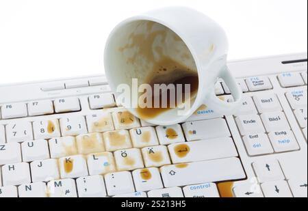 Tasse de café renversé sur un clavier d'ordinateur. Dommages pour assurance, tasse de café renversé sur un clavier d'ordinateur. Assurance dommages. Autriche Banque D'Images
