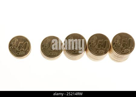 Quelques piles de pièces en euros sur fond blanc Banque D'Images