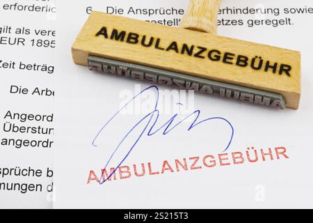 Un timbre en bois repose sur un document. Inscription allemande : frais d'ambulance Autriche Banque D'Images