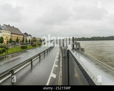 Flood 2013, Mauthausen, Autriche. Barrage mobile de protection contre les inondations Banque D'Images