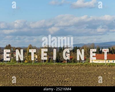 Un agriculteur a mis le mot exproprié dans son champ. Autriche Banque D'Images