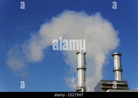Cheminée d'une installation industrielle avec fumée. Photo symbolique pour la protection de l'environnement et l'ozone. Autriche Banque D'Images