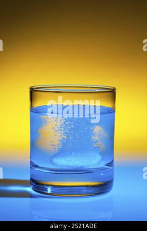 Un comprimé effervescent se dissout dans un verre d'eau Autriche Banque D'Images