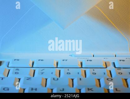 Le clavier d'un ordinateur et une enveloppe. Communication par e-mail, le clavier d'un ordinateur et une enveloppe. Communication par e-mail. Autriche Banque D'Images