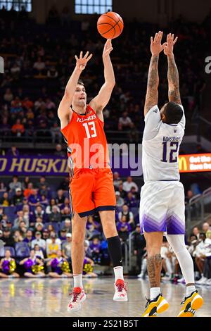 Seattle, Washington, États-Unis. 05 janvier 2025. Illinois Fighting Illini Center Tomislav Ivisic (13 ans) descend d'un coup de saut extérieur par le garde des Huskies de Washington Luis Kortright (12 ans) pendant le match de basket-ball de la NCAA entre les Illinois Fighting Illini et les Huskies de Washington à Seattle, Washington. L'Illinois bat Washington 81-77. Steve Faber/CSM/Alamy Live News Banque D'Images