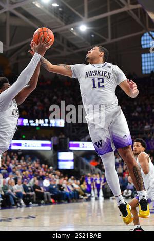 Seattle, Washington, États-Unis. 05 janvier 2025. Le garde des Huskies de Washington Luis Kortright (12 ans) prend un rebond lors du match de basket-ball de la NCAA entre les Illinois Fighting Illini et les Huskies de Washington à Seattle, Washington. L'Illinois bat Washington 81-77. Steve Faber/CSM/Alamy Live News Banque D'Images