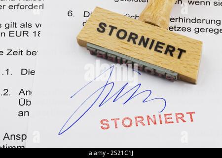 Un timbre en bois sur un document. Inscription allemande : annulé Autriche Banque D'Images