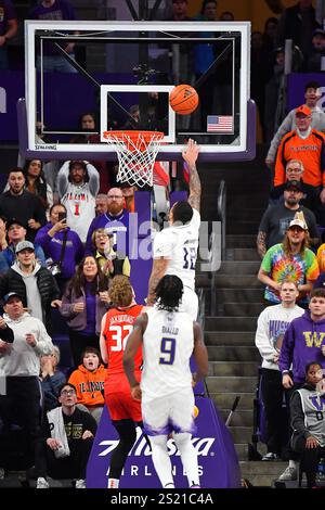 Seattle, Washington, États-Unis. 05 janvier 2025. Le garde des Huskies de Washington Luis Kortright (12 ans) prend un vol lors d'une passe entrante jusqu'au panier pour égaliser le score à 75 lors du match de basket-ball de la NCAA entre les Illinois Fighting Illini et les Washington Huskies à Seattle, Washington. L'Illinois bat Washington 81-77. Steve Faber/CSM/Alamy Live News Banque D'Images