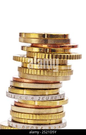 Une pile de pièces Eurocent. Recadré sur un fond blanc Autriche Banque D'Images