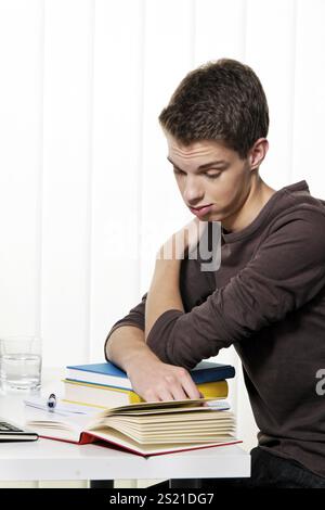 Un jeune étudiant apprenant avec des livres Autriche Banque D'Images