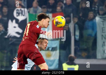 Rome, Italie. 5 janvier 2025. Niccolo Pisilli, à gauche, de Rome, est contesté par Adam Marusic, du Latium, lors du match de football italien Serie A entre Roma et Latium au stade olympique. Crédit : Riccardo de Luca - Actualiser les images/Alamy Live News Banque D'Images