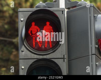 Fin de la lumière rouge pour la piste cyclable et la chaussée. Coexistence dans le trafic routier Autriche Banque D'Images