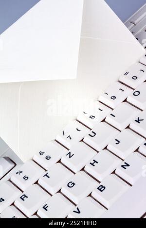 Le clavier d'un ordinateur et une enveloppe. Communication par e-mail, le clavier d'un ordinateur et une enveloppe. Communication par e-mail. Autriche Banque D'Images