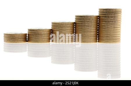 Quelques piles de pièces en euros sur fond blanc Banque D'Images