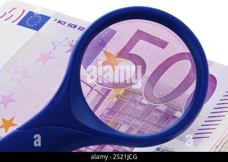 De nombreux billets de 500 euros se trouvent dans une pile. Vu à travers une loupe Autriche Banque D'Images