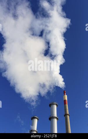 Cheminée d'une installation industrielle avec de fortes fumées. Photo symbolique pour la protection de l'environnement et l'ozone Banque D'Images