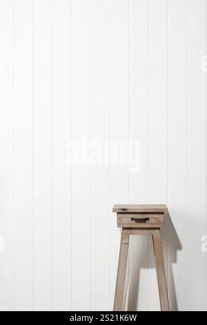 Stand de fleurs - tabouret - bois blanc - murs blancs Banque D'Images