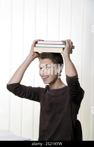 Un jeune étudiant apprenant avec des livres Autriche Banque D'Images