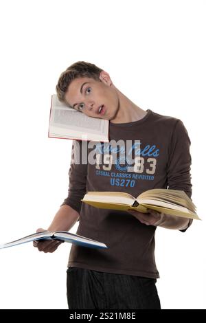 Un jeune étudiant apprenant avec des livres Autriche Banque D'Images