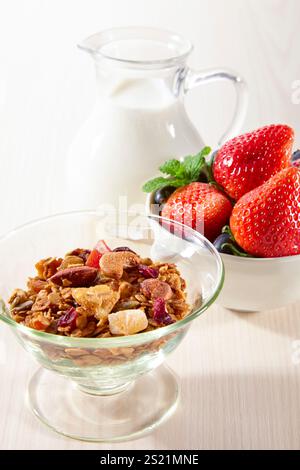 Fruits granola fraises et baies lait Banque D'Images