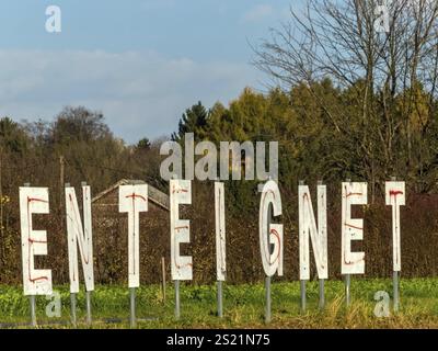 Un agriculteur a mis le mot exproprié dans son champ. Autriche Banque D'Images