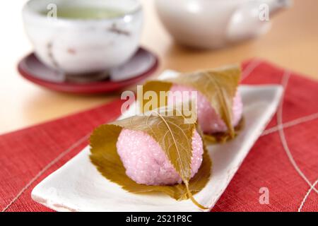Gâteau de riz aux fleurs de cerisier Banque D'Images