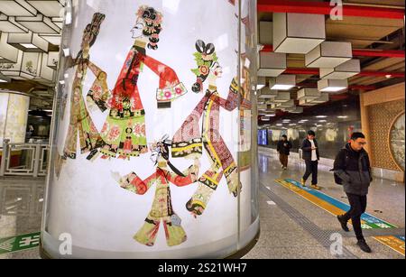 Pékin, Chine. 4 janvier 2025. Cette photo prise le 4 janvier 2025 montre une visionneuse cylindrique décorée de motifs de marionnettes d'ombre à la station Ping'anli de la ligne 19 du métro de Pékin à Pékin, capitale de la Chine. Crédit : Li Xin/Xinhua/Alamy Live News Banque D'Images