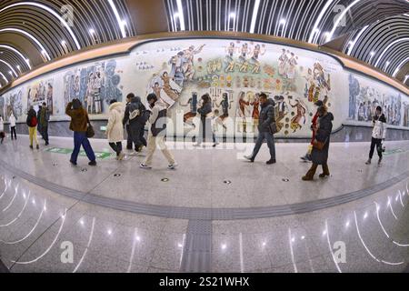 Pékin, Chine. 4 janvier 2025. Cette photo prise le 4 janvier 2025 montre des peintures murales à la station Niujie sur la ligne 19 du métro de Pékin à Pékin, capitale de la Chine. Crédit : Li Xin/Xinhua/Alamy Live News Banque D'Images