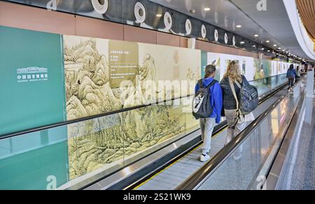 Pékin, Chine. 4 janvier 2025. Les passagers passent par un « corridor artistique » à l'aéroport international de Pékin Daxing, à Pékin, capitale de la Chine, le 4 janvier 2025. Crédit : Li Xin/Xinhua/Alamy Live News Banque D'Images