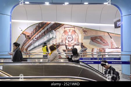 Pékin, Chine. 4 janvier 2025. Cette photo prise le 4 janvier 2025 montre une murale à la station Beitaipingzhuang sur la ligne 19 du métro de Pékin à Pékin, capitale de la Chine. Crédit : Li Xin/Xinhua/Alamy Live News Banque D'Images