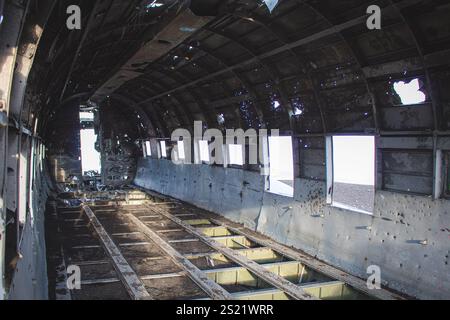 À l'intérieur de l'accident d'avion isolé abandonné Sólheimasandur situé en Islande. Photo prise un jour nuageux. Banque D'Images