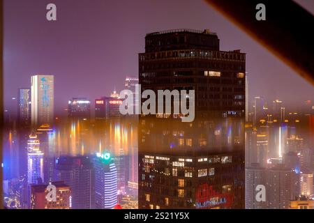 Chongqing, Chine - 3 janvier 2024 : Skyline dans la nuit depuis Raffles City dans le district de Yuzhong. Banque D'Images