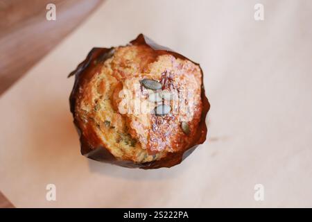 Savourez la délicieuse combinaison d'un savoureux muffin et d'une tasse de café à la vapeur Banque D'Images