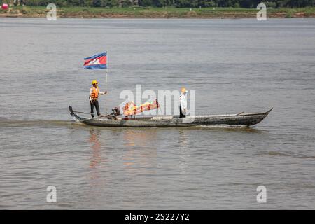 Fleuve Mékong, Cambodge. 05 janvier 2025 : un petit ferry rudimentaire ...