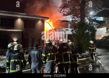 DATE D'ENREGISTREMENT NON INDIQUÉE dans der Straße am Karpfenteich in Hummelsbüttel geriet gegen 19,30 Uhr ein Einfamilienhaus aus noch ungeklärter Ursache in Vollbrand. ALS die ersten Einsatzkräfte anrückten, brannte das Haus Bereits SO Stark, dass sofort auf zweiten Alarm erhöht wurde und ein zweiter Löschzug angefordert wurde. Eine Frau hatte sich aus dem Haus retten können, sie wurde mit Verbrennungen zweiten grads durch einen Notarzt betreut und später nach Boberg gebracht. Außerdem wurde ein 75jähriger Mann vom Balkon des Hauses mittels einer Drehleiter gerettet, er Hat eine schwere Rauchgasvergiftung Banque D'Images
