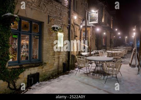 Moutons sur Sheep Street la nuit dans la neige. Stow on the Wold, Cotswolds, Gloucestershire, Angleterre Banque D'Images