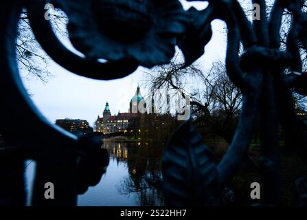 Hanovre, Allemagne. 06 janvier 2025. Le ciel au-dessus du nouvel hôtel de ville est gris en gris. Crédit : Julian Stratenschulte/dpa/Alamy Live News Banque D'Images