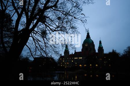 Hanovre, Allemagne. 06 janvier 2025. Le ciel au-dessus du nouvel hôtel de ville est gris en gris. Crédit : Julian Stratenschulte/dpa/Alamy Live News Banque D'Images