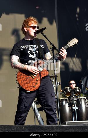 Ed Sheeran monte sur scène joue de la guitare sur une chanson avec le groupe The Offspring au BottleRock Music Festival 2024. Banque D'Images