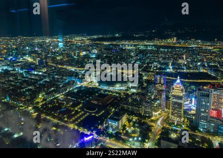 Vue sur la ligne d'horizon nocturne du Taipei vu depuis l'étage d'observation dans la tour Taipei 101. Un paysage urbain plein de rues illuminées et de bâtiments Banque D'Images