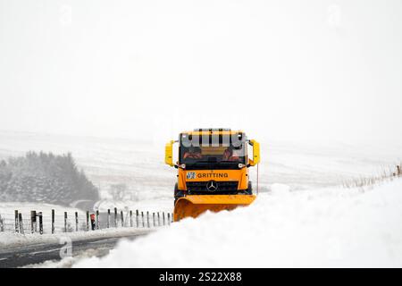 Un chasse-neige et un camion de grenaillage déneigent à Ribblehead, dans le North Yorkshire. De grandes parties du Royaume-Uni sont confrontées à de fortes chutes de neige et à des pluies verglaçantes, ce qui est susceptible de causer des perturbations, après l'entrée en vigueur de deux avertissements météorologiques jaunes. Des véhicules bloqués sur les routes, des voyages ferroviaires et aériens retardés ou annulés, et des coupures de courant sont tous probables alors que le pays est aux prises avec une période hivernale d'une semaine, a déclaré le met Office. Date de la photo : lundi 6 janvier 2025. Banque D'Images
