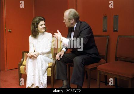 Le président Gerald R. Ford discute avec Jacqueline Kennedy Onassis lors d'une réception d'entracte lors d'un salut du bicentenaire aux arts de la scène au John F. Kennedy Center for the Performing Arts, 1976 Banque D'Images