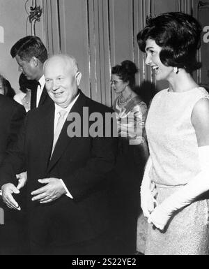 Réunion au sommet à Vienne. MRS Kennedy et Nikita Khrouchtchev, président John F. Kennedy (JFK) en arrière-plan - 1961-06-04, Autriche, Vienne Banque D'Images