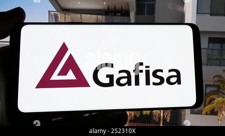 Dans cette illustration photo, une personne tient un téléphone portable avec le logo de la société immobilière brésilienne Gafisa sa sur l'écran en face du site Web. (Photo timon Schneider / SOPA images/SIPA USA) *** strictement à des fins éditoriales *** Banque D'Images
