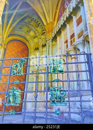 Les belles figures Art Déco, représentant les signes du Zodiaque sur la clôture de la porte d'Or de la cathédrale St Vitus, Prague, Tchéquie Banque D'Images