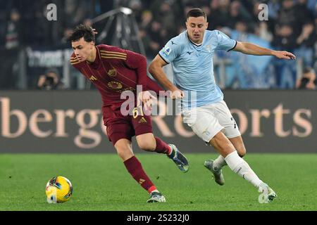 Niccolo Pisilli de L'AS Roma (G) Adam Marusic de SS Lazio (d) vu en action lors du match de Serie A entre Roma et Lazio au stade olympique. Score final ; Roma 2 : 0 Lazio. Banque D'Images