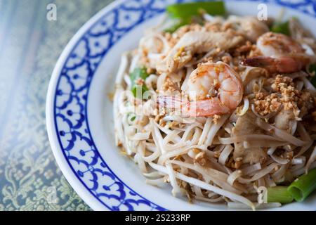Un plat de crevettes fraîches est assis sur une table dans un restaurant thaïlandais. Banque D'Images
