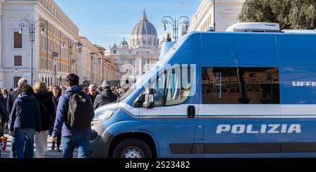 Des patrouilles d'application de la loi assurent la place Pierre pendant le Jubilé 2025, assurant la sécurité des foules de pèlerins, visiteurs, événements en cours. Rome, Italie Banque D'Images
